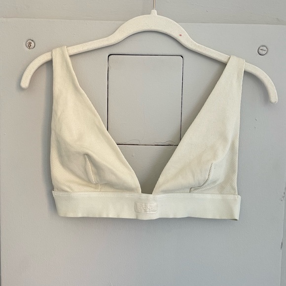 SKIMS Bone Ribbed Plunging Bra - Picture 6 of 8